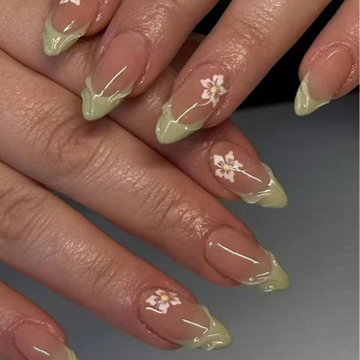 Nail Art Oval - 24 ชิ้นเรียบง่ายสีเขียวฝรั่งเศสเล็บปลอมสําเร็จรูปแฟชั่นการออกแบบดอกไม้อัลมอนด์เล็บปลอมเคล็ดลับนํามาใช้ใหม่ยาวรูปไข่กดบนเล็บชุด