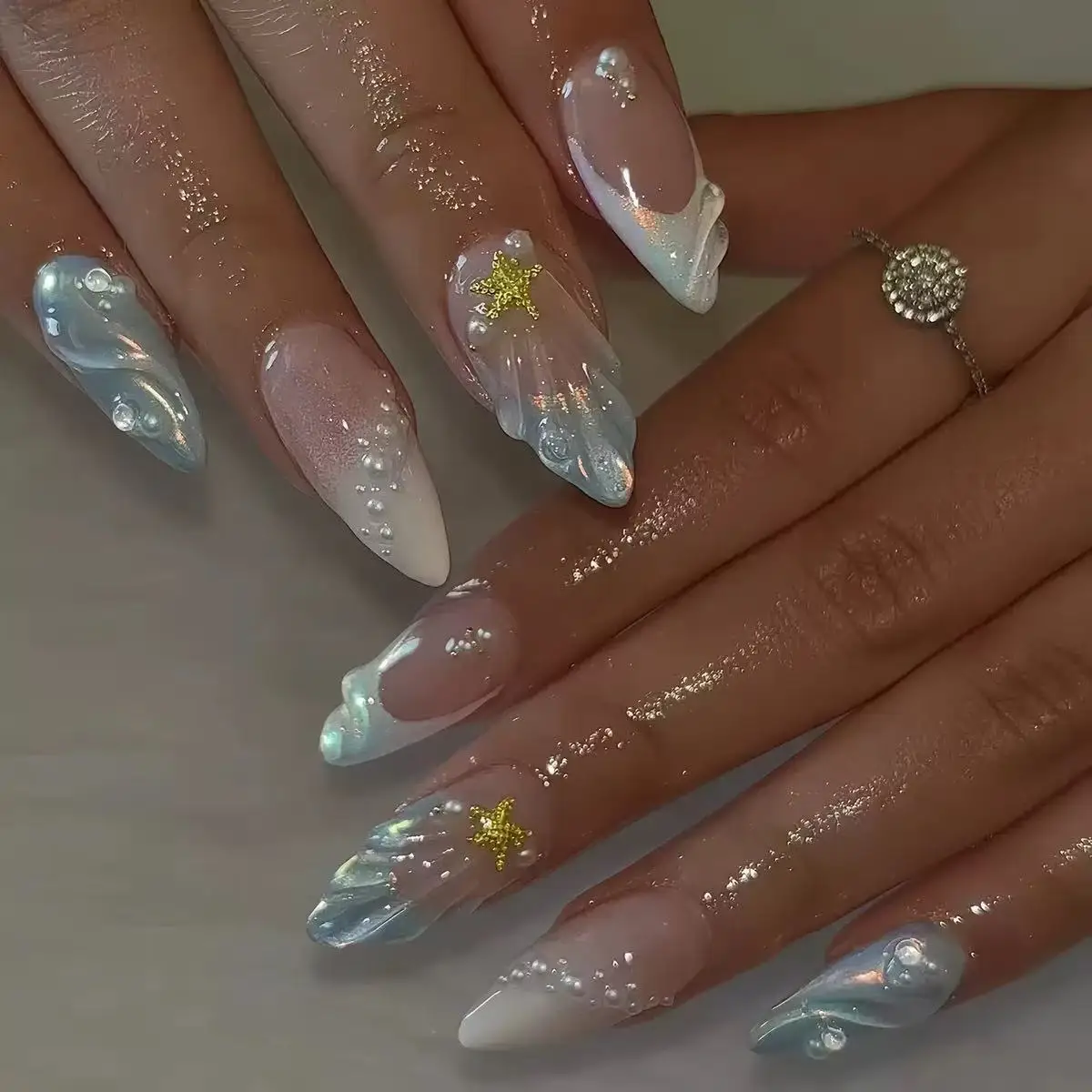 Nail Art Oval - เล็บปลอมทรงสั้นรูปไข่ 3D ลายเปลือกหอยมุกแบบฝรั่งเศส 24 ชิ้น ติดแน่นด้วยกาวในตัว